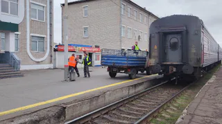Сели в купе посреди маршрута – на нашем белье уже сидели соседи сверху. Они же съели нашу еду