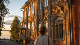 Город — купеческое наследие, где старинные дачи с башенками и деревянное кружево наличников напоминает архитектуру Юрмалы