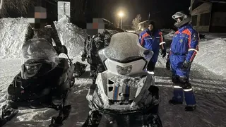 В Удмуртии спасатели эвакуировали рыбака, который замерзал на льду реки Вала