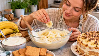 Бананы смешиваю со сметаной — и никакой духовки: ленивый пирог вкуснее любого торта