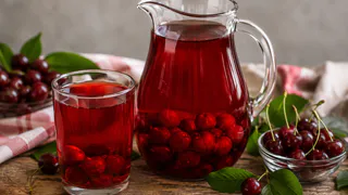 Вкус лета в каждом глотке: вишнёвый компот варится быстро, а освежает надолго — рубиновый цвет и яркий аромат делают его вкуснятиной