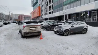На парковке в Удмуртии водитель, сдавая назад, сбил женщину
