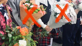 Жителей Удмуртии просят не упаковывать цветы в пластик