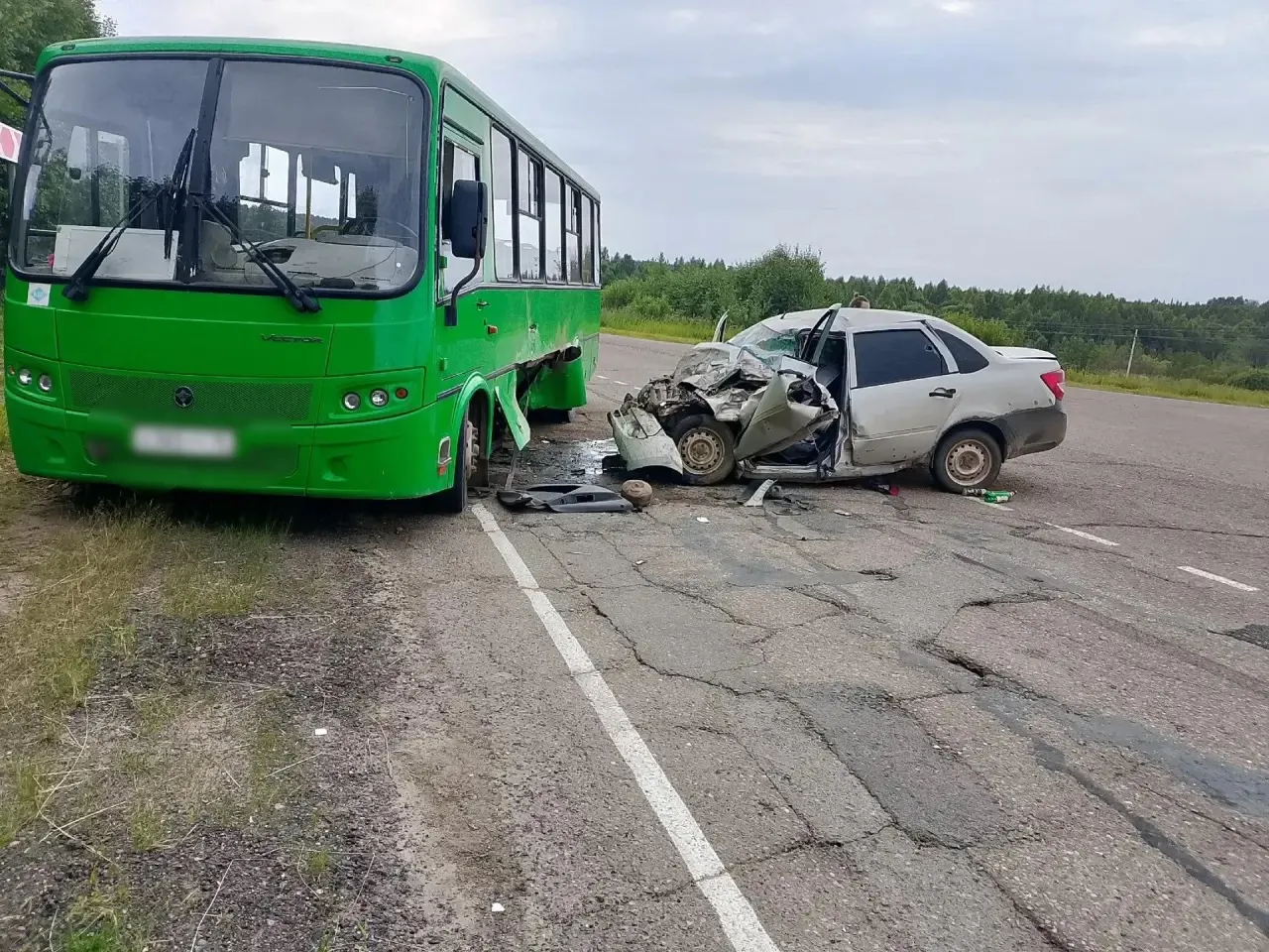 В Глазовском районе при столкновении автобуса и легковушки пострадали пять человек