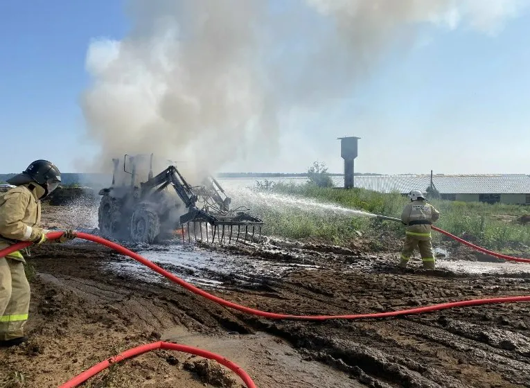 В Удмуртии фермерский трактор вспыхнул прямо во время полевых работ