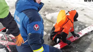 Спасатели Удмуртии достали из-подо льда снегоход