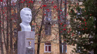 В Сквере Героев в Глазове теперь 12 бюстов