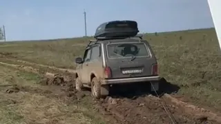 В Глазовском районе сотрудники ДПС вытащили застрявшую в грязи «Ниву»