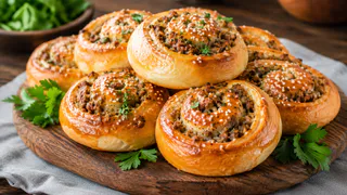 Вместо пирожков у меня вкуснючая улитка: берем фарш и картошку и получаем ароматный пирог — нежный, простой и готовится на раз-два