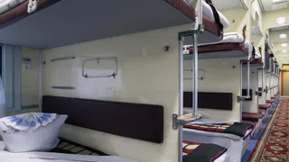 Пенсионерам в поезде все должны: получили скидку на билет и требовали у "неходячей " уступить им полку