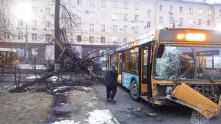 В Ижевске автобус снес школьный забор