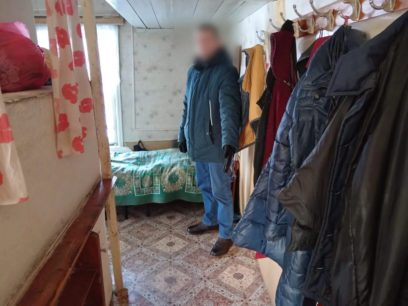 Житель Удмуртии силой удерживал у себя дома бригаду медиков
