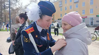 Глазовчанам раздали на улице георгиевские ленточки
