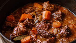 Квас на окрошку больше не беру — заливаю им мясо: через час на столе вкуснятина под ароматным соусом