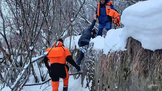 В Глазове подростки чуть не провались под лед на Чепце напротив "Родника"