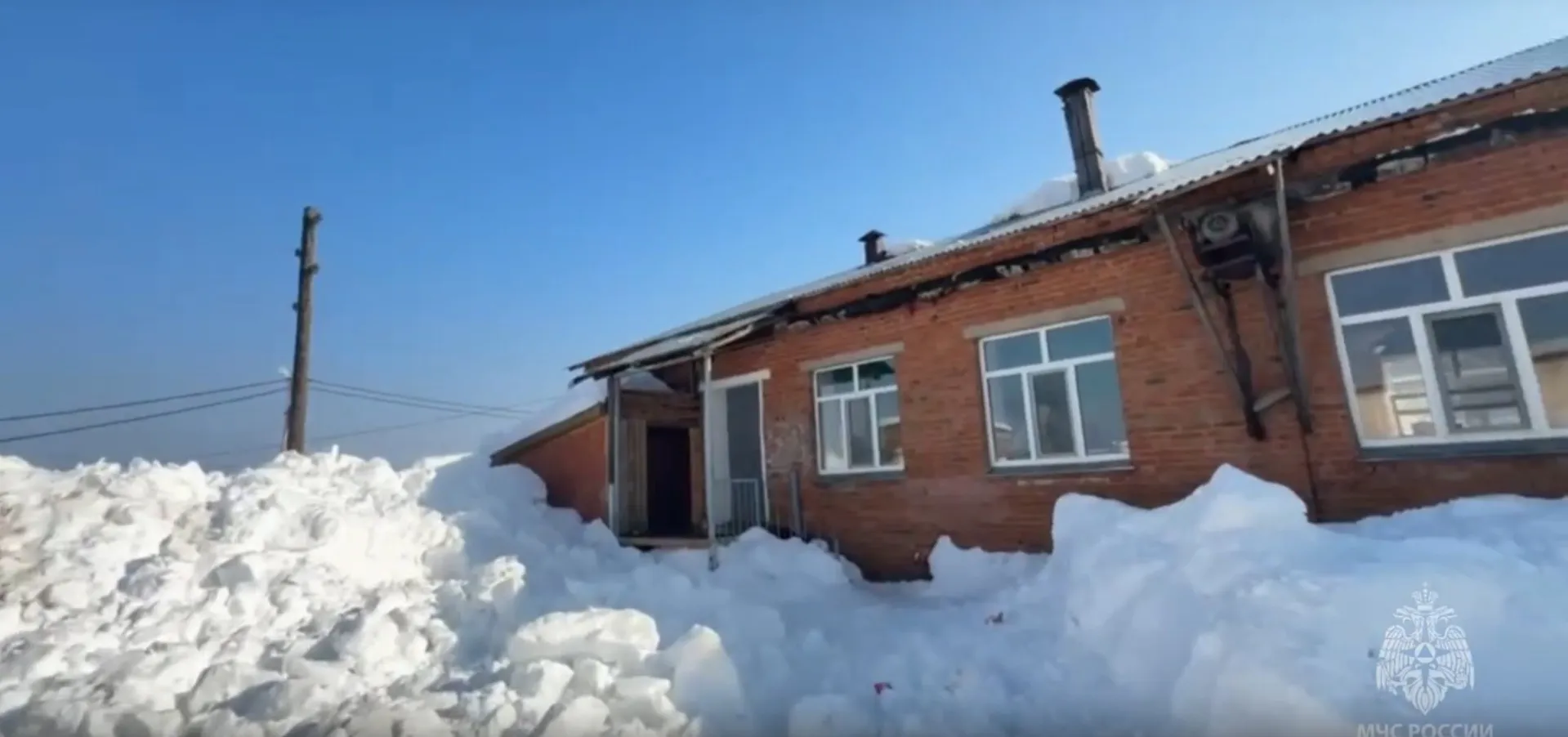 В Удмуртии двое детей пострадали в результате схода снега с крыши