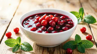 Беру красную смородину и варю соус-конфитюр: и к мясу, и к сыру, и просто на хлебушек