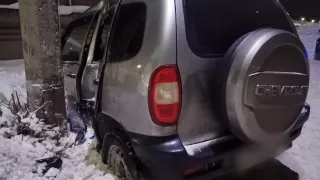 Пассажирка оказалась в реанимации после наезда "Нивы" на столб в Глазове
