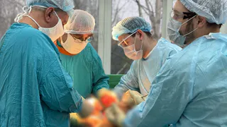 Пациенту из Удмуртии с множественными переломами после падения с высоты провели сложную операцию