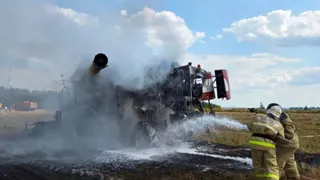 Огонь охватил комбайн прямо посреди поля в Удмуртии
