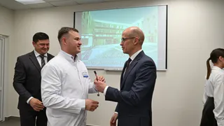 Глава Удмуртии вручил сарапульским медикам ключи от квартир