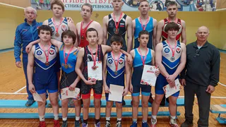 Десять медалей привезли глазовские борцы
