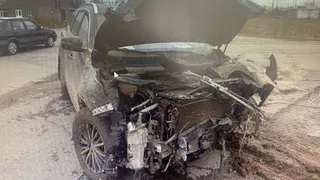 Водитель в Глазове врезался в опору линии электропередачи