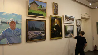 В Детской художественной школе Глазова открылась Республиканская передвижная художественная выставка «Родные адреса» (0+)