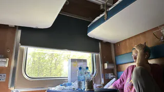 «Запрещаю находиться на наших нижних полках, вообще»: весь вагон ахнул — реальная история РЖД