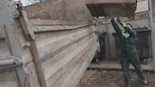 Жители Глазова жалуются на скопление крупногабаритного мусора в своих дворах