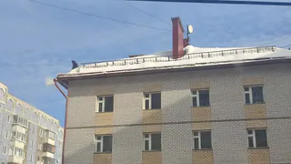 В Глазове усилили уборку снега с крыш: что уже сделано и о чём напоминают жителям
