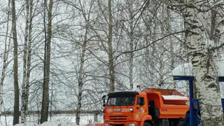 На уборку последствий ночного снегопада вышли дорожные службы Глазова