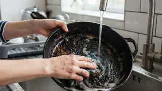 Натираю сковороды этим — и жир с нагаром отходят сами: старый кухонный лайфхак, который до сих пор работает