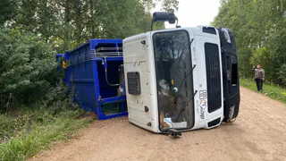 Мусоровоз перевернулся в Глазовском районе