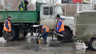 В городе Глазов начали устранять аварийные ямы на дорогах