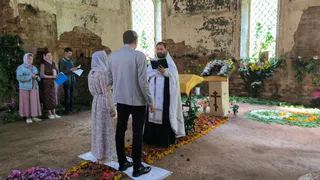 В полуразрушенном храме села Пышкет состоялось первое венчание