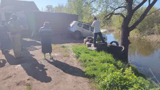 В Удмуртии спасли водителя, автомобиль которого чуть не скатился в реку