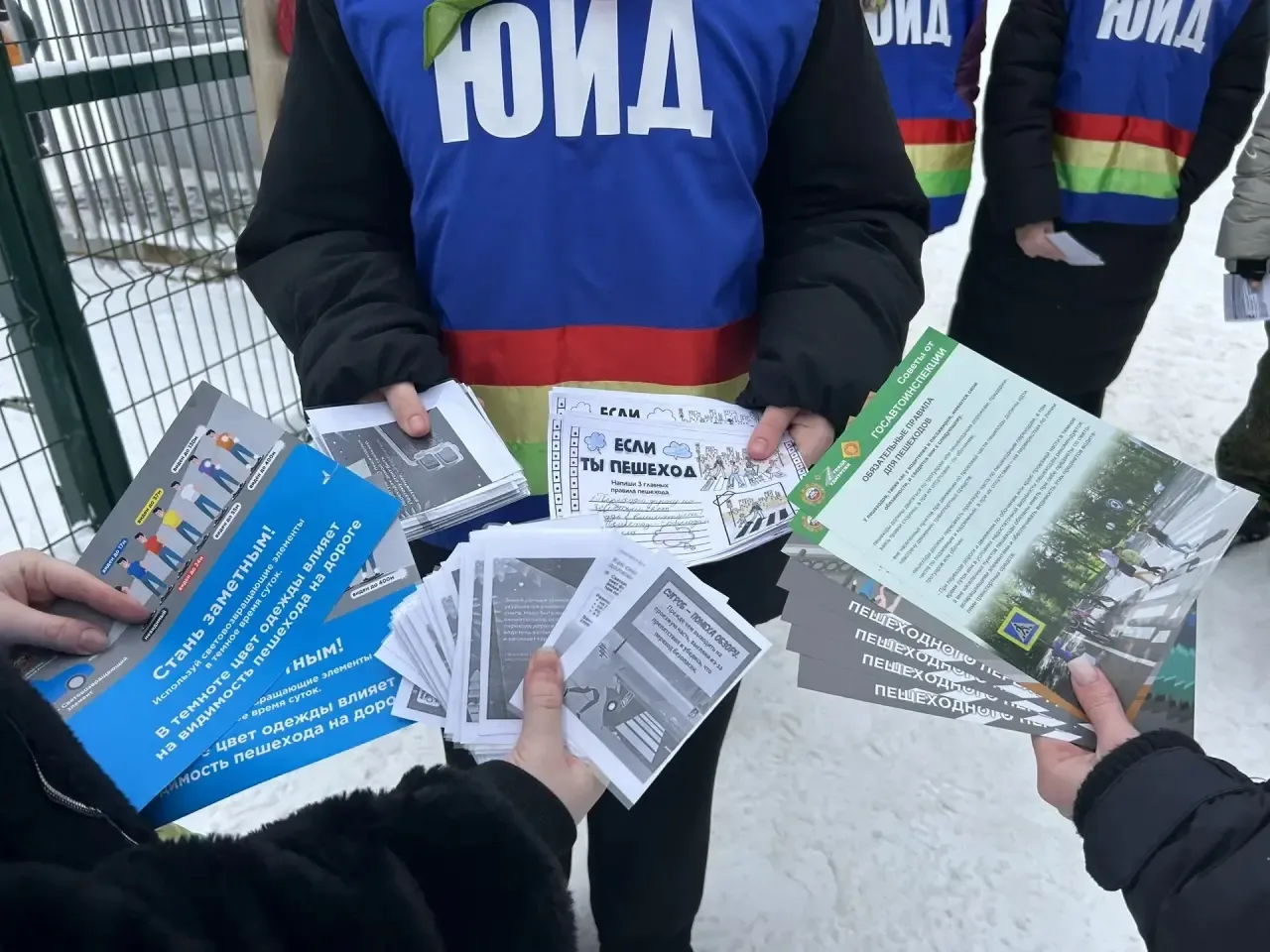 В Удмуртии автоинспекторы и школьники напомнили пешеходам о безопасности на дорогах