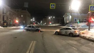 Три человека травмированы в Удмуртии после столкновения на перекрёстке: водитель иномарки проехал на красный свет