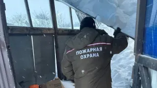 Обрушившаяся кровля заблокировала семью в доме в Удмуртии 