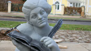 Неизвестные украли перо у арт-объекта на площади Свободы в Глазове