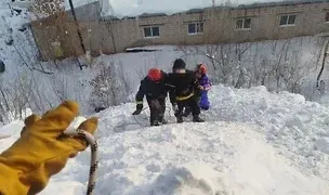 Спасатели эвакуировали подростка, упавшего с обледенелого склона в Удмуртии