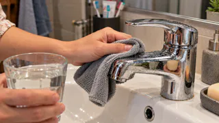 1 ложка в стакан воды — и белый налёт с крана исчезает: хром снова блестит почти как зеркало