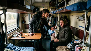 Пассажиры нижних боковых в недоумении: никто не против пустить к столику, но куда же тогда девать вещи и матрас