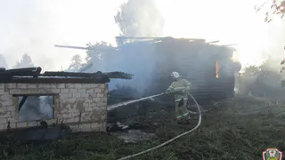Огонь уничтожил жилой дом и хозяйственные постройки в деревне Удмуртии