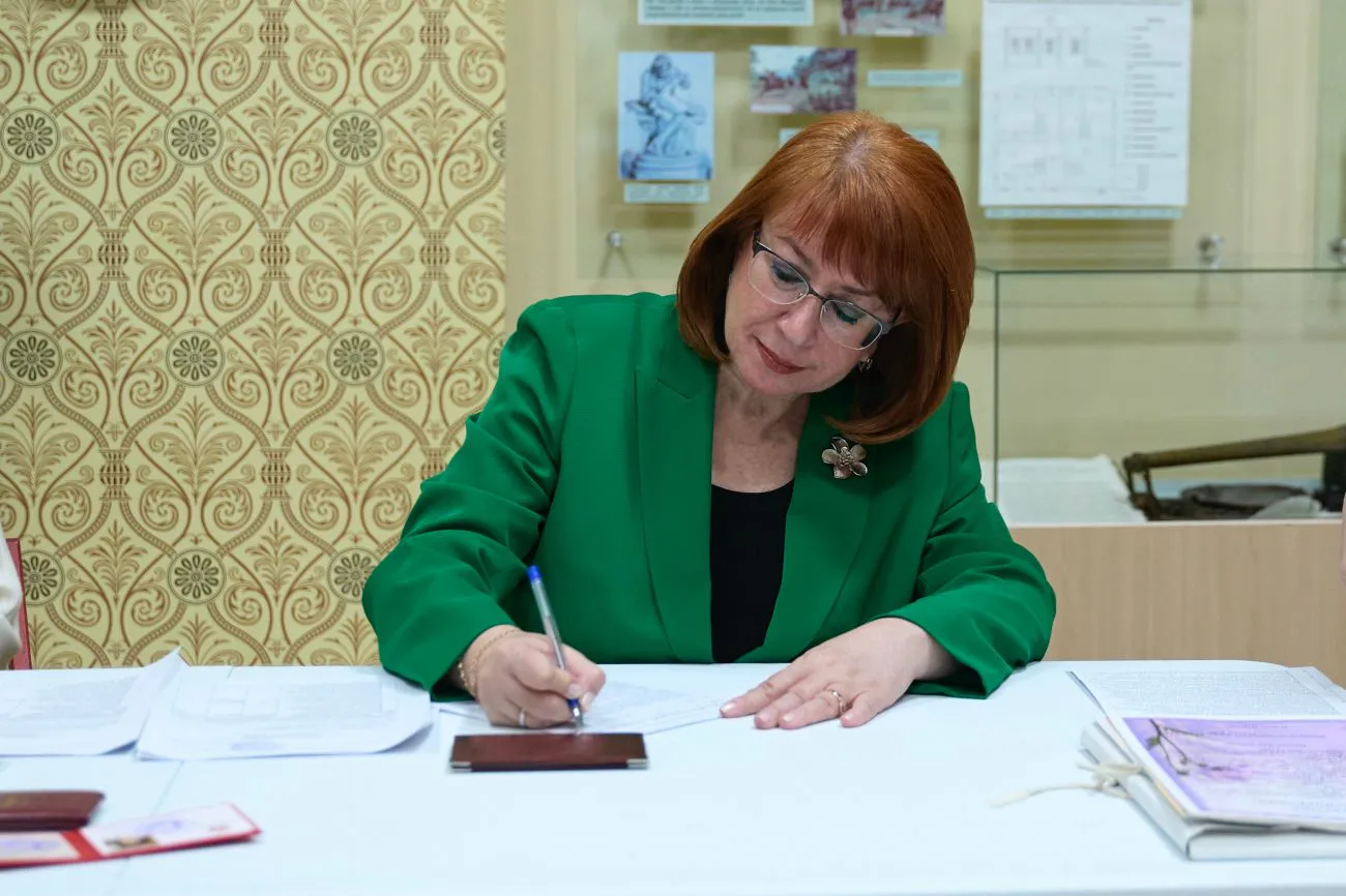 Ректор ГИПУ Янина Чиговская-Назарова передала Глазовскому краеведческому музею экспонаты из личного архива