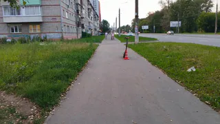 В Удмуртии водитель электросамоката сбил 13-летнюю девочку на тротуаре и скрылся