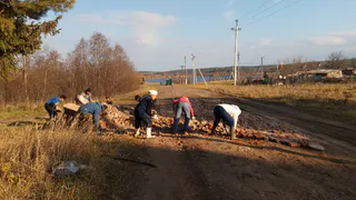 Жители деревни в Удмуртии сами починили водопровод и выложили дорогу