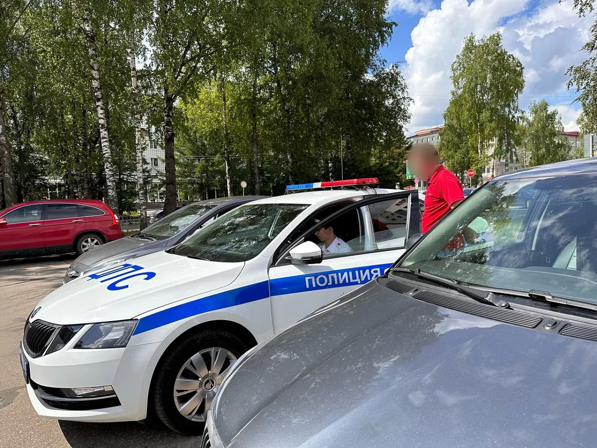 Зачем опытные водители стали специально выходить из машины при остановке инспектором ГАИ