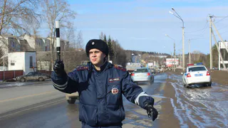 Инспектор ГАИ требует остановиться под запрещающим знаком - что делать чтоб не попасть на штраф